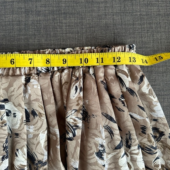 Vintage Floral Pleated Skirt | Rose Print | Dark Cream Satin-Like Fabric Size S - Picture 4 of 7